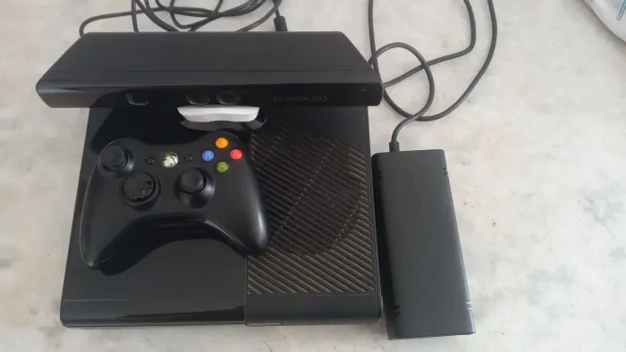 Xbox 360 Super Slim com Kinect 4GB