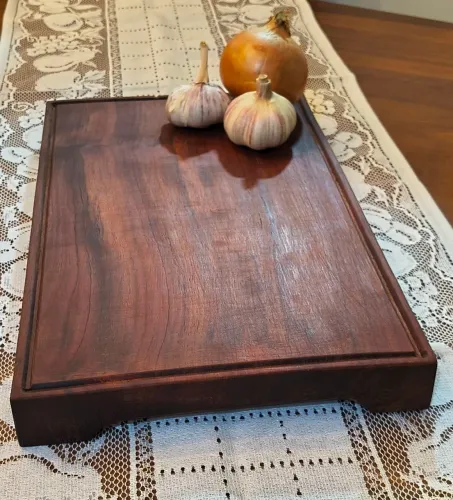 Tábua de carne em madeira de lei - medidas: 37cm x 22cm x 3cm