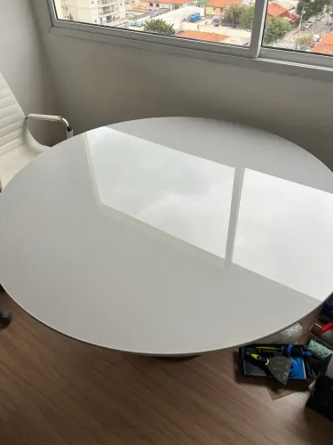 Mesa de Jantar Tok&Stok 1,30m | Vidro Branco | Base em Madeira | Design Moderno