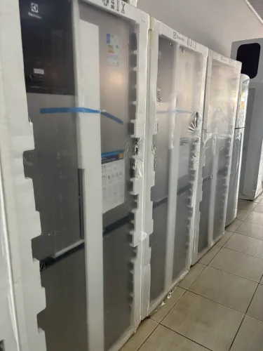 Geladeira Electrolux de 3 portas inox 590L nova na caixa 