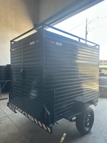 Carreta baú 2x1.50 de altura po 1.40 de largura