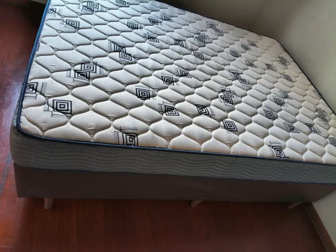 Cama box casal semi-novava com pouco tempo de uso