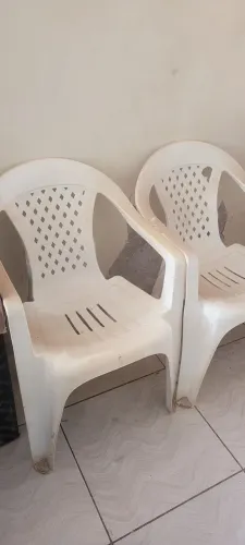 CADEIRAS DE PLASTICO COM APOIO DE BRAÇO todas com pequeno trincado nas costas 10,00 CADA