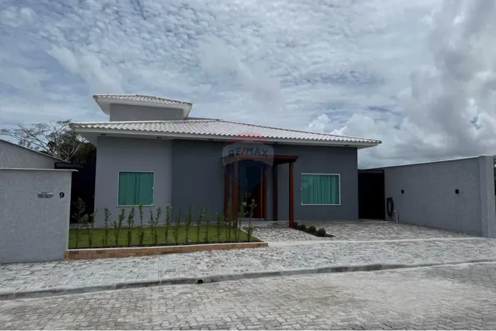 Casa nova construída com 3 quartos e piscina no condomínio Outeiro de Taperapuan em Porto 