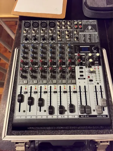 Mesa de som Behringer xenyx1204fx quatro canais balanceados
