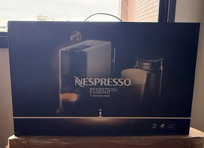 Máquina de café Nespresso Essenza Mini com Aeroccino