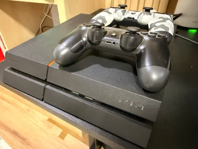 PS4 Original + 2 Controles + 11 jogos
