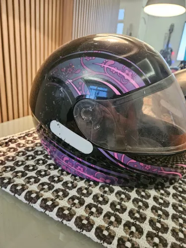 VENDE-SE 2 capacetes usados em bom estado unissex . VALOR R$150 os dois juntos. TAMANHO 56