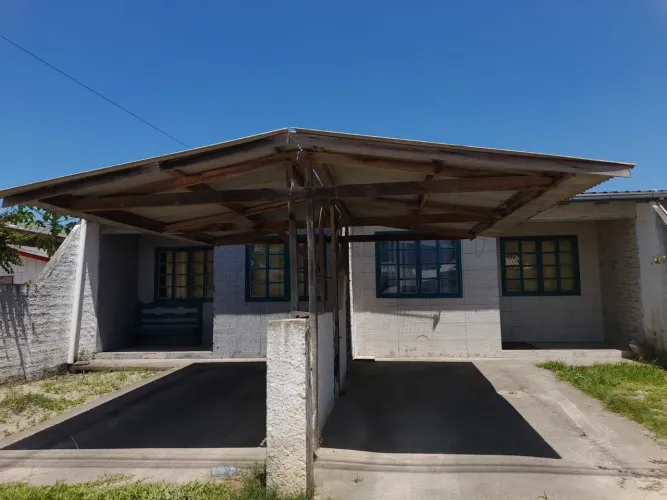 Alugo casa com 2 quartos em imbituba 900,00