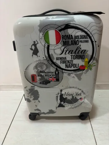 Mala média nova. Linda! 58x39x28
