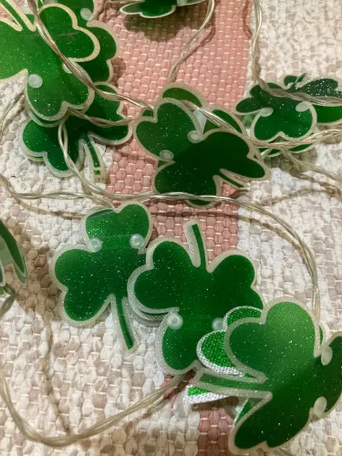 Kit Luzes Decorativas St. Patrick?s Day Trevo ? - 2 Cordões (1 Funciona e 1 Decorativo)