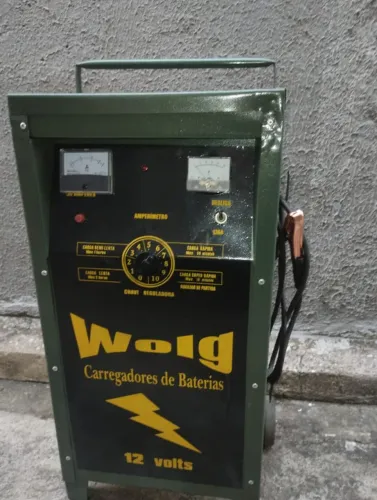Carregador de bateria automotiva