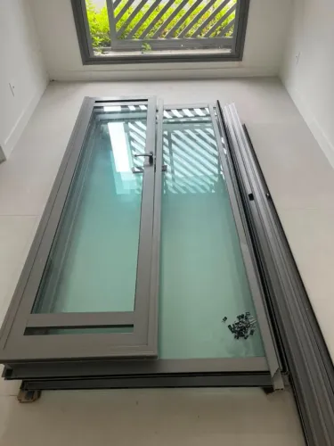 Porta de correr 3 folhas + pequena porta de acesso - Alúmínio e Vidro (Alta qualidade)