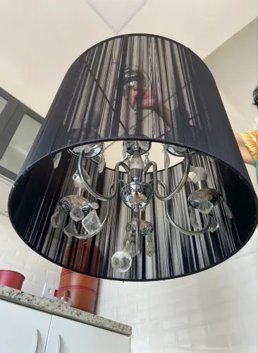 Lustre com cúpula preta e cristais