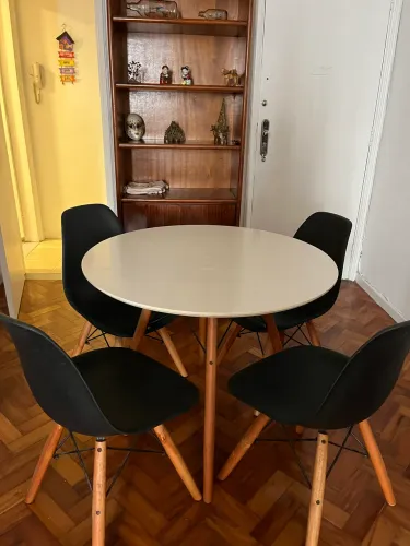 Mesa e cadeiras NOVAS