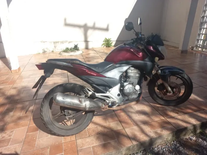 Vende-se moto honda cb300 2011