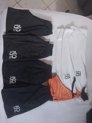 Fardamento Colégio Iso (Tamanho P) (2 Camisas e 4 Shorts)