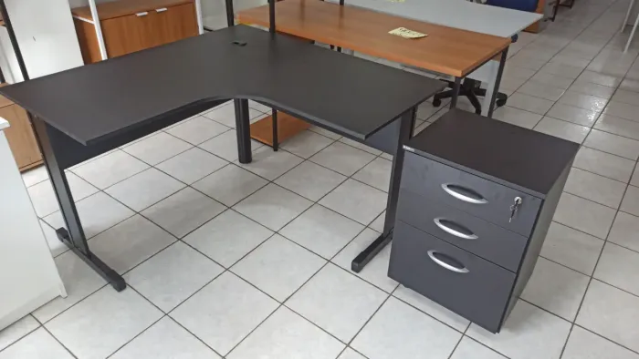 Mesa e gaveteiro preto
