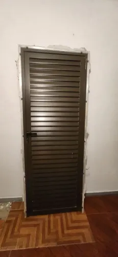 Vende  se  porta 70 cm alumínio  bronze  completa com chave e esquadrilha  