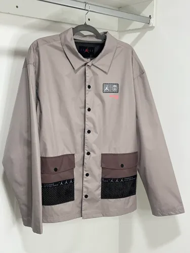 Jaqueta Jordan x PSG Woven Jacket Taupe Cinza - Tamanho G/L - Nova!