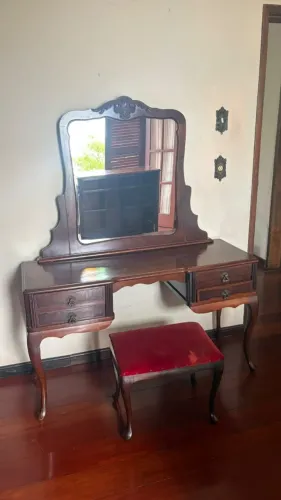 Penteadeira Antiga em Madeira com Espelho + Banqueta