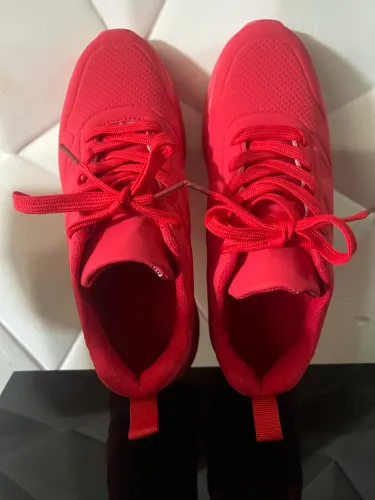 Tênis vermelho tomate