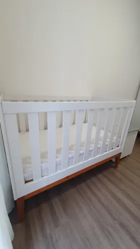 Guarda roupa, berço e poltrona amamentação 