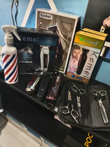3 Máquinas de corta cabelo kemei + kit de tesoura + capa + borrifador + escova e pente