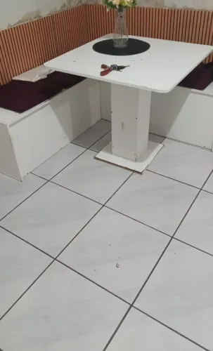 Mesa com canto alemão com baú 