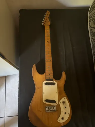 guitarra parada pra ir embora