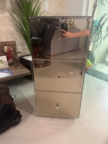 mesa de cabeceira espelhada