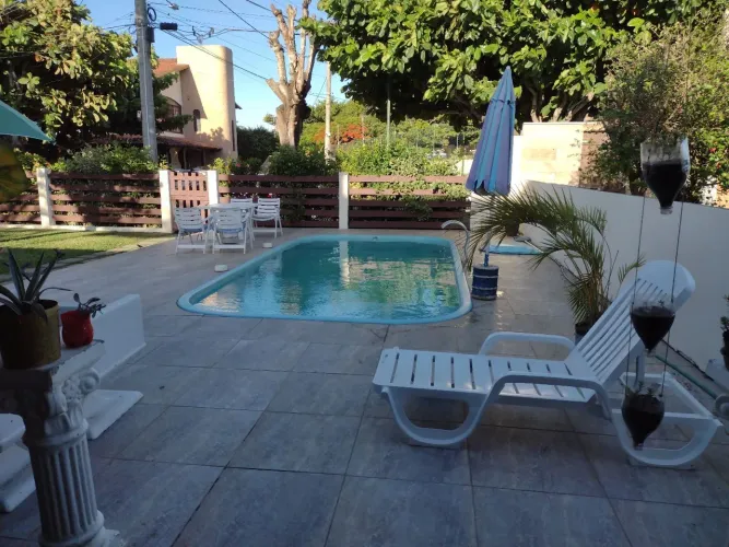 Praia e piscina em condomínio fechado.