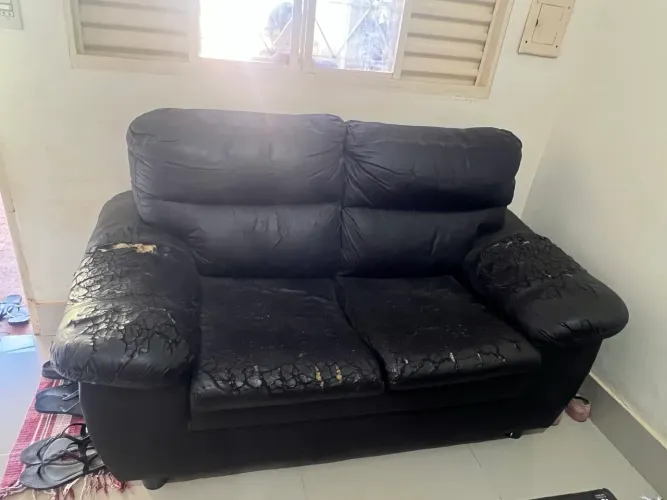 Sofá de couro 2 e 3 lugares preto usado