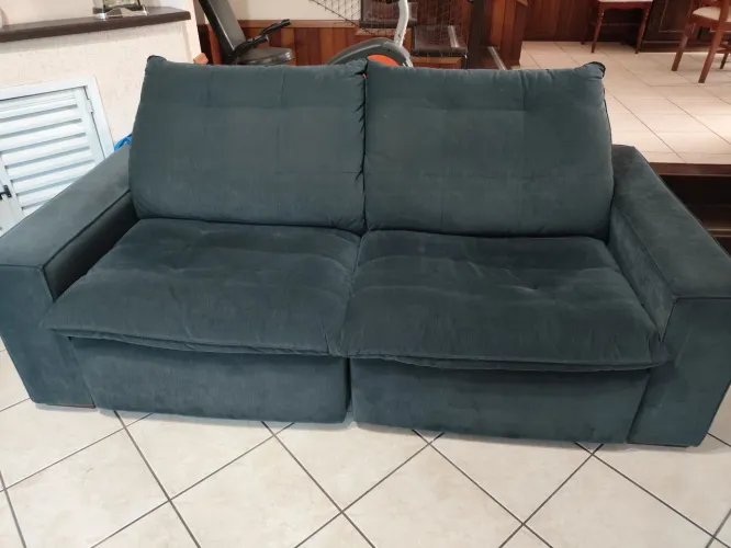 Sofá retrátil com encosto reclinável
