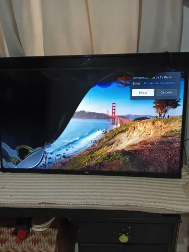 Tv tcl 40 peladas com tela quebrada. Mas com som.