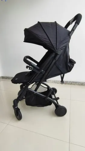 Vendo carrinho de bebê uma banheira e um Berço acompanha lençóis e protetor. 