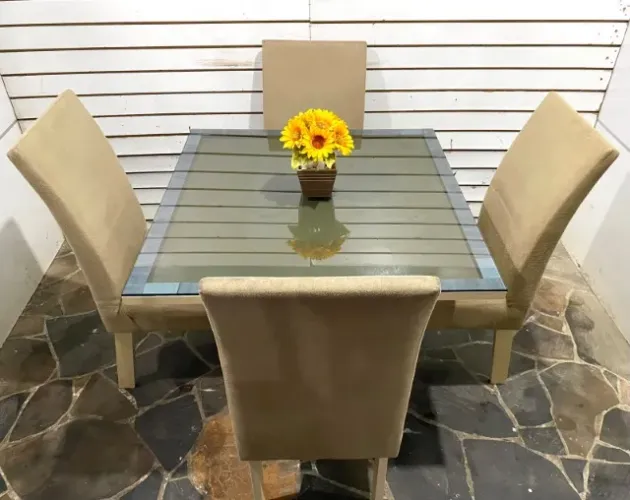 Mesa tampo/vidro escuro com 4 lindas cadeiras altas suede