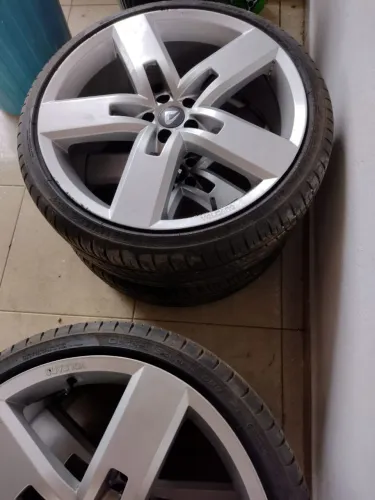 Vendo Rodas Volcano aro 20 5x100<br>04 pneus delinte 225/35/20<br>R$ 4.500