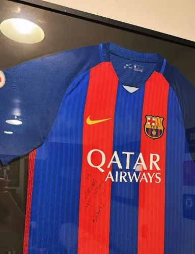 Camisa autografada por Neymar Jr. - Barcelona 2016/2017 - Enquadrada