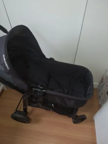 Carrinho de bebê com bebê conforto Galzerano