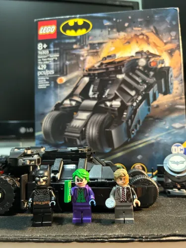 Lego Batman Batmóvel Tumbler Cavaleiro das Trevas com Coringa e Duas Caras