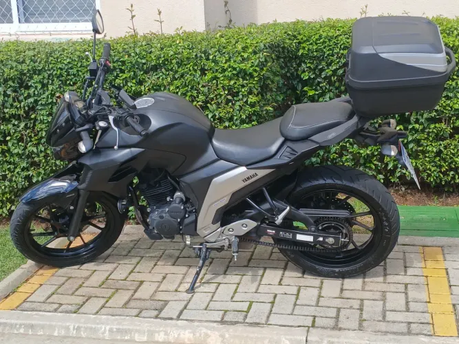 Yamaha Fazer FZ25 250 2023 - 16 mil km + Baú Givi