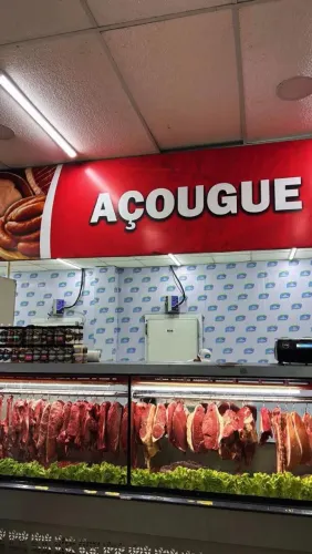 Balcão refrigerado expositor de carnes.