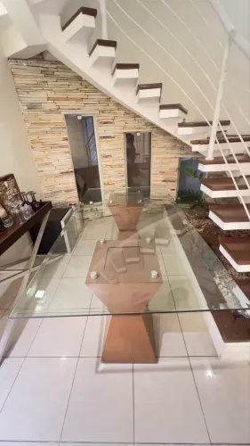 Mesa de jantar em madeira e vidro