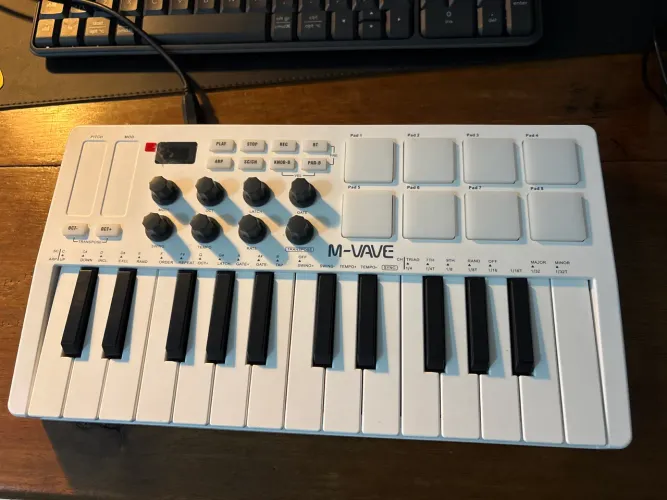 Controlador M-VAVE MIDI Bluetooth 25 Teclas com 8 Pads RGB, Bateria de 16h