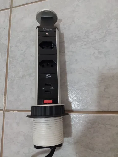 Torres de tomadas para bancadas 