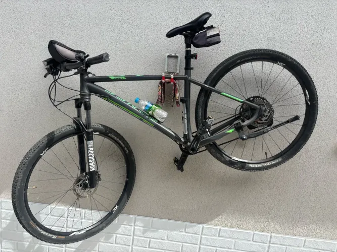 Vende-se Bike 12 veloc.  kit Sram  quadro 19, 02 pneus pirelle novos  a instalar aro 29