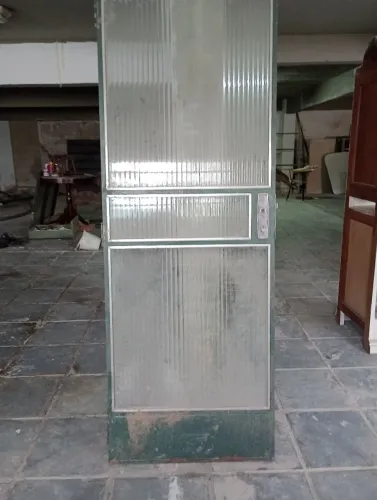 PORTA METALICA COM 75 CM LARGURA MUITO BEM FEITA