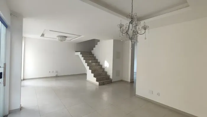 Imóvel para aluguel possui 200 metros quadrados com 3 quartos em Portinho - Cabo Frio - RJ