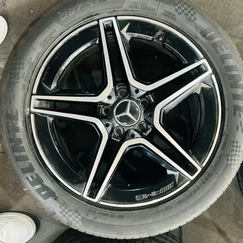 Jogo de rodas 18? Originais Mercedes AMG com 04 pneus zeros